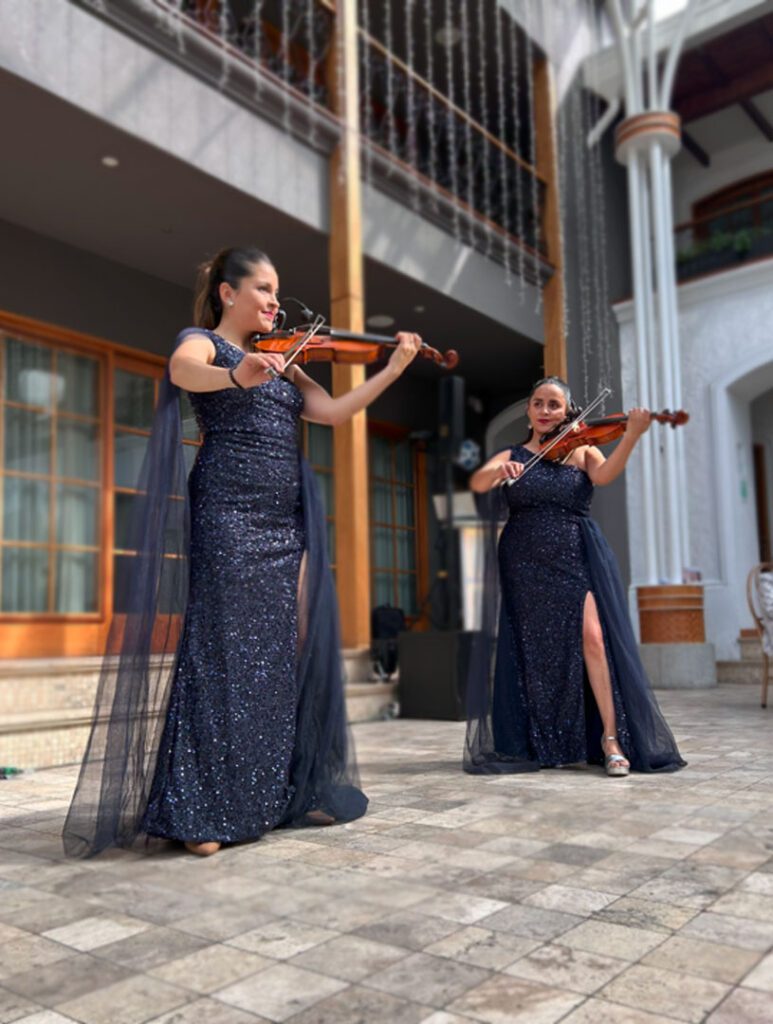 chicas tocando violin en bodas y ceremonia religiosa